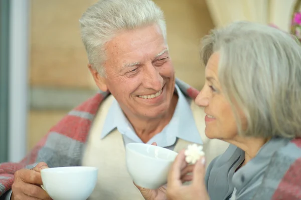 Coppia anziana bere caffè — Foto Stock