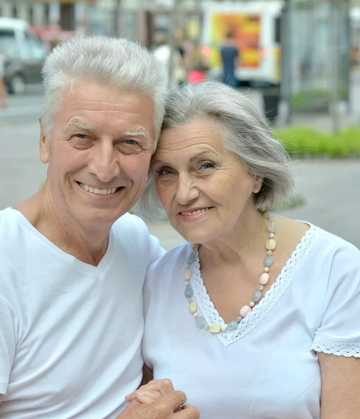 Bella coppia di anziani all'aperto — Foto Stock