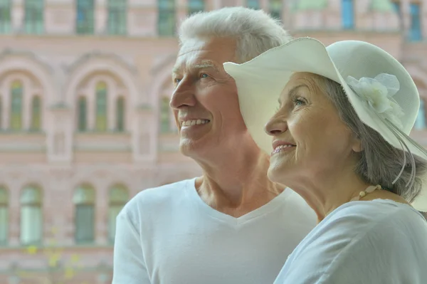 Hermosa pareja de ancianos al aire libre —  Fotos de Stock