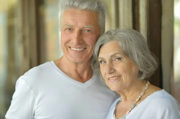 Hermosa pareja de ancianos al aire libre —  Fotos de Stock