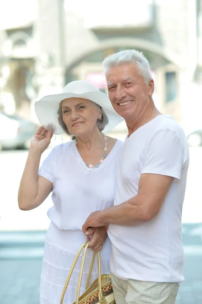 Casal de idosos bonito ao ar livre — Fotografia de Stock