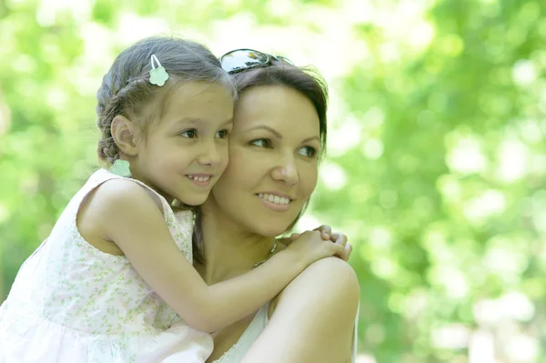 Niña con madre en el parque — Foto de Stock