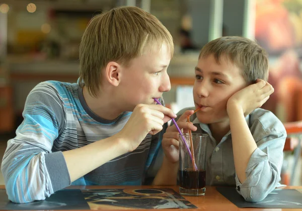Dois meninos bebendo coca — Fotografia de Stock
