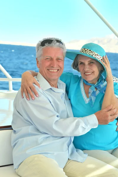 Idosos casal em barco no mar — Fotografia de Stock