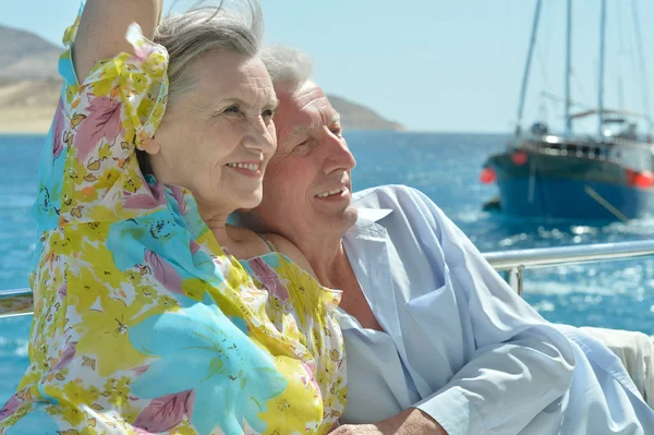 Couple plus âgé en bateau sur la mer — Photo