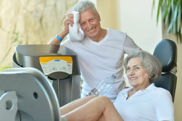 Starší pár, cvičení v tělocvičně — Stock fotografie