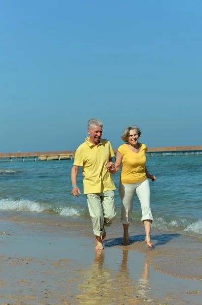 Elderly couple rest at tropical resort — Stock Photo, Image