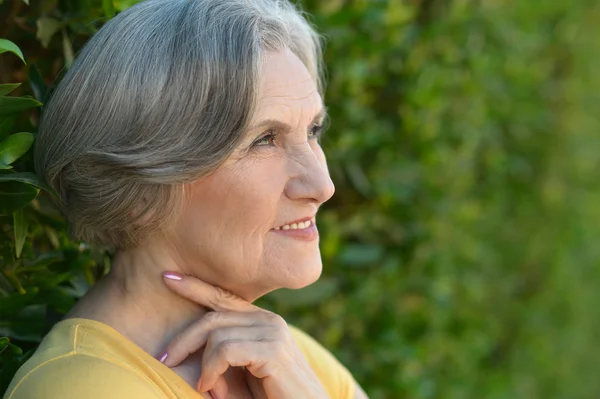 Senior kvinna i sommarparken — Stockfoto