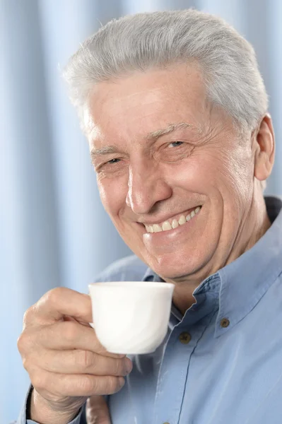 Oudere man kopje koffie te drinken — Stockfoto