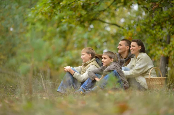 Famiglia felice nella foresta autunnale — Foto Stock