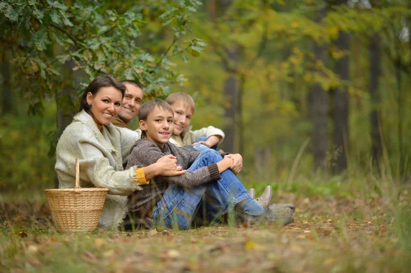 Sonbahar ormandaki mutlu bir aile — Stok fotoğraf