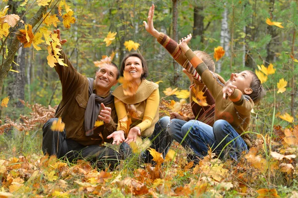 Familia feliz en bosque de otoño —  Fotos de Stock