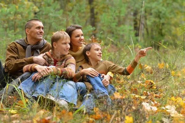 Счастливая семья в осеннем лесу — стоковое фото