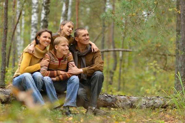 Família feliz na floresta de outono — Fotografia de Stock