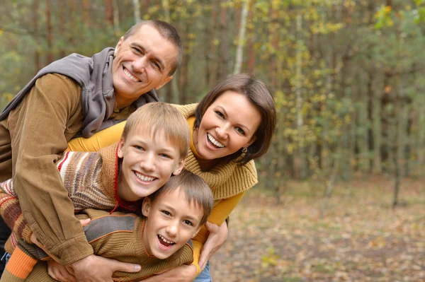 Az őszi erdő boldog család — Stock Fotó