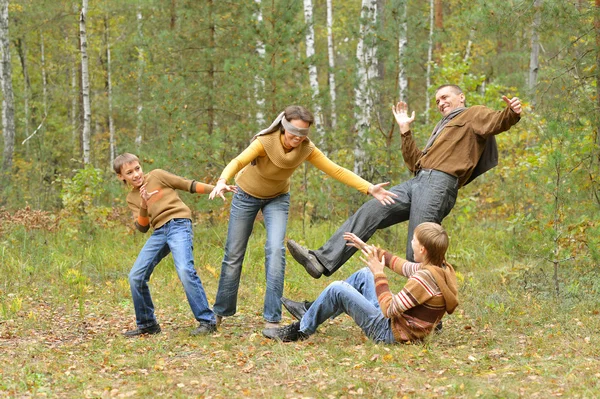 Gelukkige familie in bos — Stockfoto
