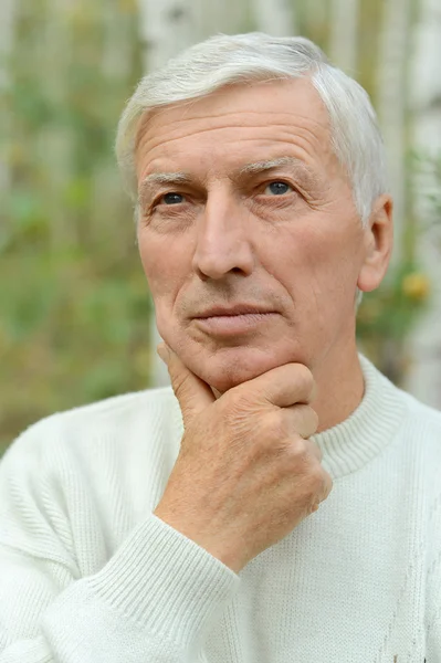 Doordachte senior man in park — Stockfoto