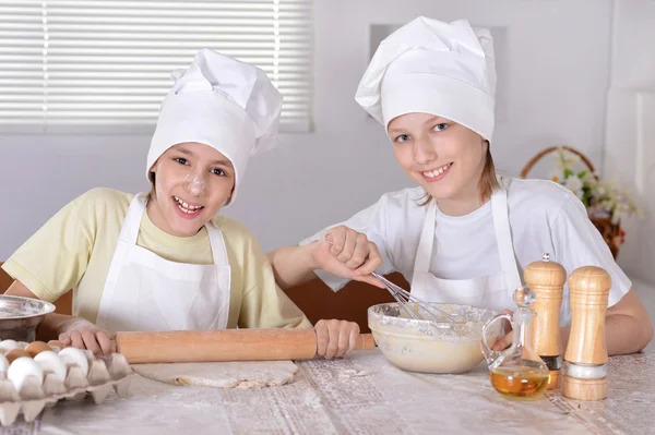 Gelukkige jongens koken — Stockfoto