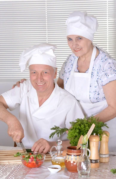 Casal de idosos cozinhar — Fotografia de Stock