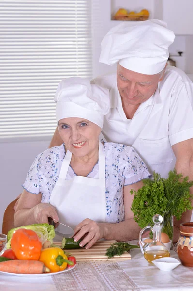 Idős házaspár, főzés — Stock Fotó