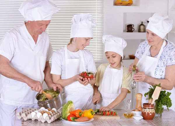 Felice famiglia cucina insieme — Foto Stock