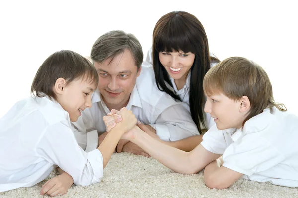 Família em camisas brancas descansando — Fotografia de Stock