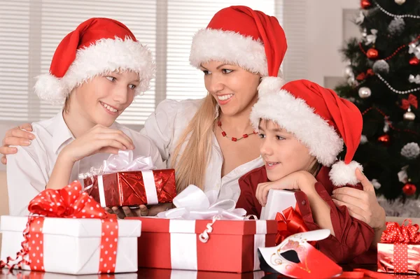 Mutter und Kinder in Weihnachtsmützen — Stockfoto