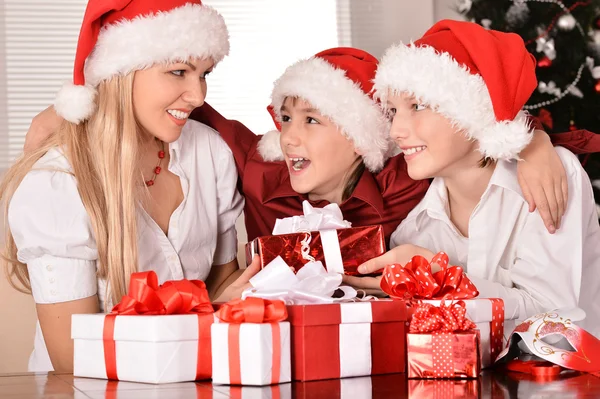 Mamma e bambini in cappelli di Babbo Natale — Foto Stock