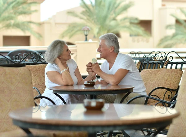 Casal velho divertido na mesa de café — Fotografia de Stock