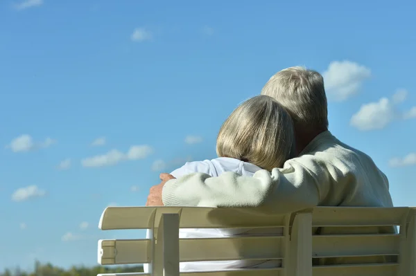 Senior paar rusten in het park — Stockfoto