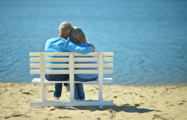 Elderly couple rest at tropical resort — Stock Photo, Image