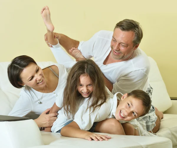 Szczęśliwe rodziny z dziećmi na kanapie — Zdjęcie stockowe