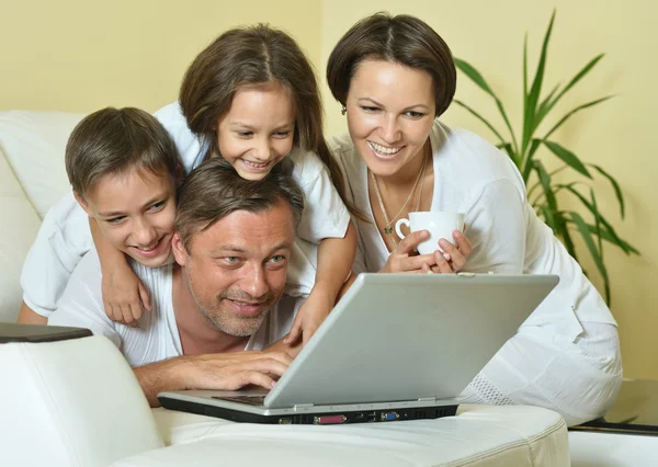 Familie zitten met laptop — Stockfoto