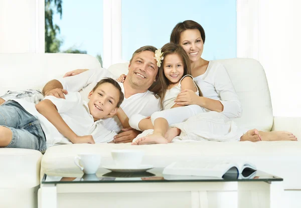 Famiglia felice con i bambini — Foto Stock