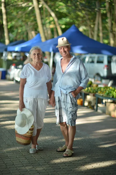 Coppia anziana a riposo presso il resort — Foto Stock
