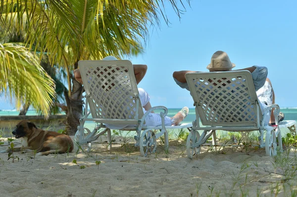 Bejaarde echtpaar rusten in tropische resort — Stockfoto