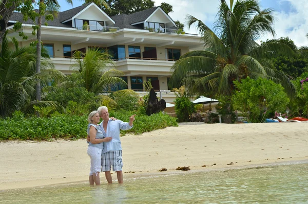 Pareja de ancianos descansan en resort tropical — Foto de Stock