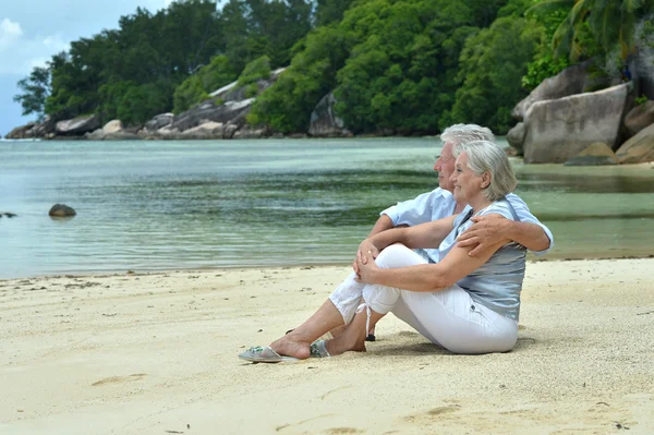 Bejaarde echtpaar rusten in tropische resort — Stockfoto