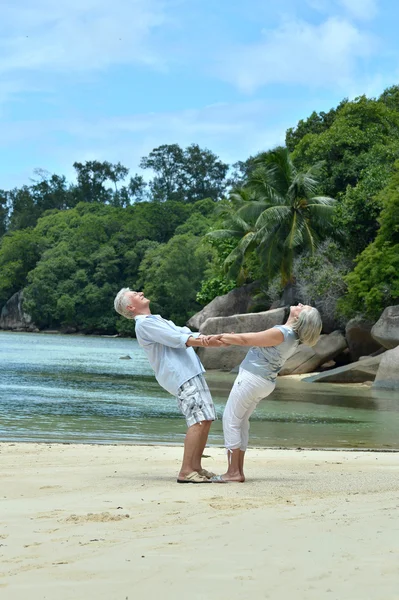 Repos de couple âgé à la station tropicale — Photo