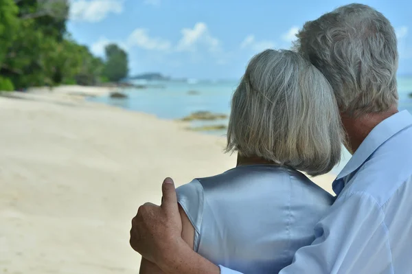 Elderly couple rest at tropical resort — Stock Photo, Image