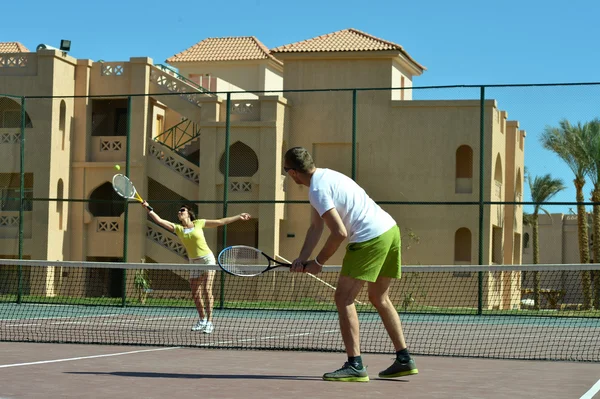 Couple jouant au tennis — Photo