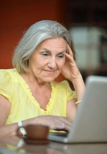 Femme âgée avec ordinateur portable — Photo