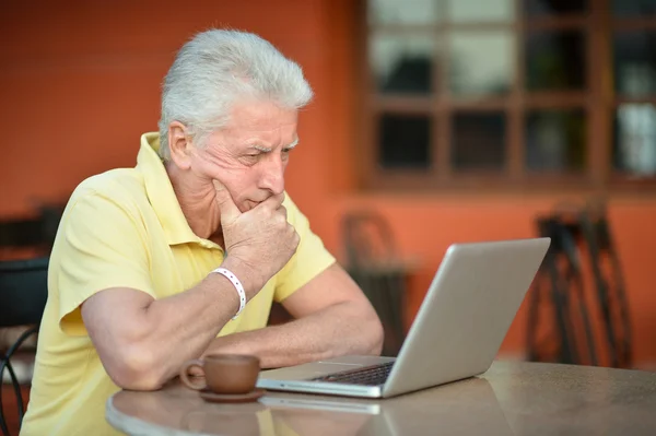 Starší muž s laptopem — Stock fotografie