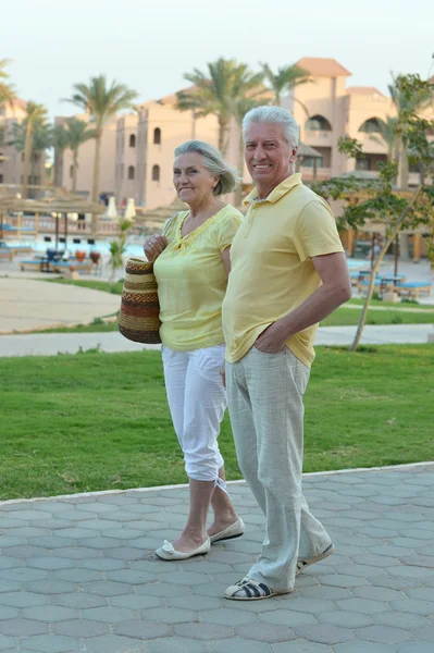 Pareja mayor descansando en el resort —  Fotos de Stock