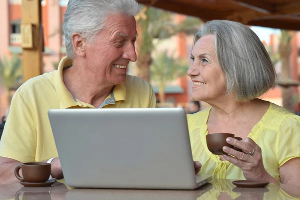 Volwassen paar met laptop — Stockfoto