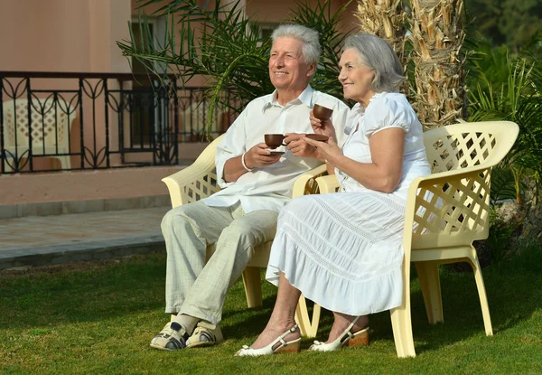 Coppia senior con caffè — Foto Stock