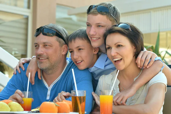 Familia feliz en el desayuno — Foto de Stock