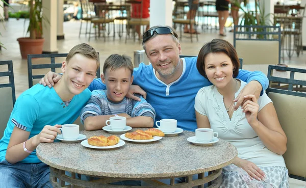 Familia feliz en el desayuno — Foto de Stock