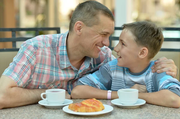 Far med son på frukost — Stockfoto