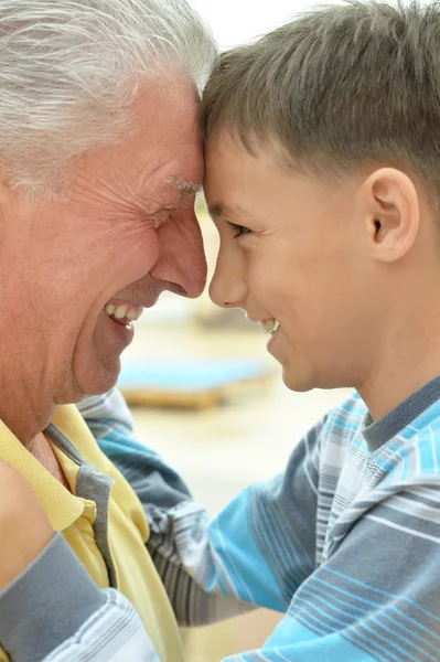 Grootvader en kleinzoon glimlachen — Stockfoto